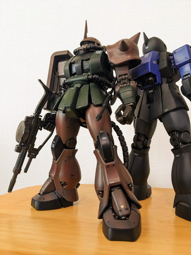 旧ザクと揃い踏み。頭部は設定通りバルカン砲のディテールを加えています。
