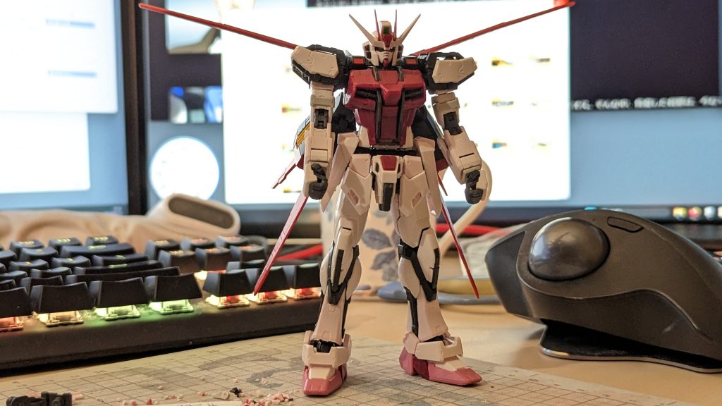 ちなみに素組みというかパチ組みのストライクルージュはこんな感じ。もとから成型色がかなり淡い色っすね。