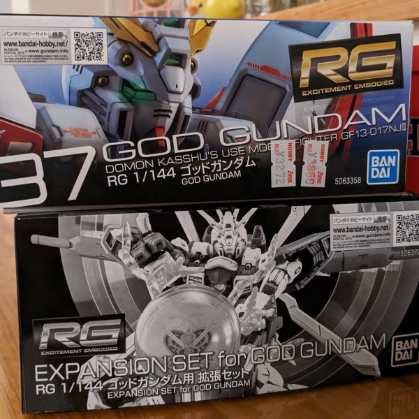 プレバンからオプションセットが届いたので、いよいよRGゴッドガンダムと風雲再起をセットで作っていきます。それにしてもパーツが小さい😅ランナー状態でスミ入れ開始！…どうしても太くなってしまう💦逆エッジにはミリペンがおすすめなんだけど、もっと細いほうが良いなー、、（1枚目）