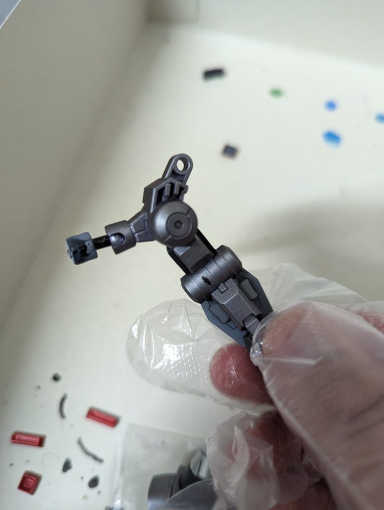 胴体と腕部はこういう構成で接着合体しています。