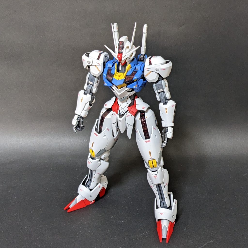 太ももの太さがこの角度からの俯瞰だと緩和されていいバランスに見えます。