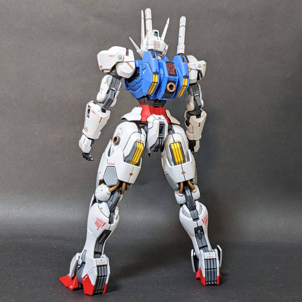 モモ裏のケーブルをゴールドで塗装するだけで画が引き締まります