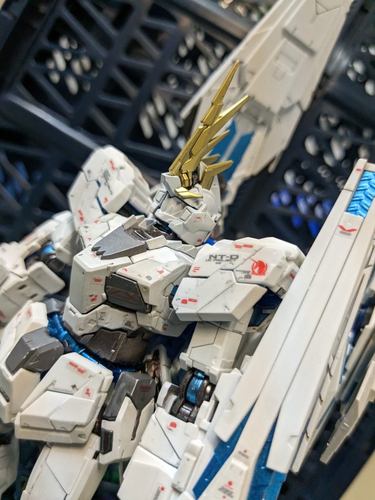 BSのサイコフレーム露出しちゃってますね。