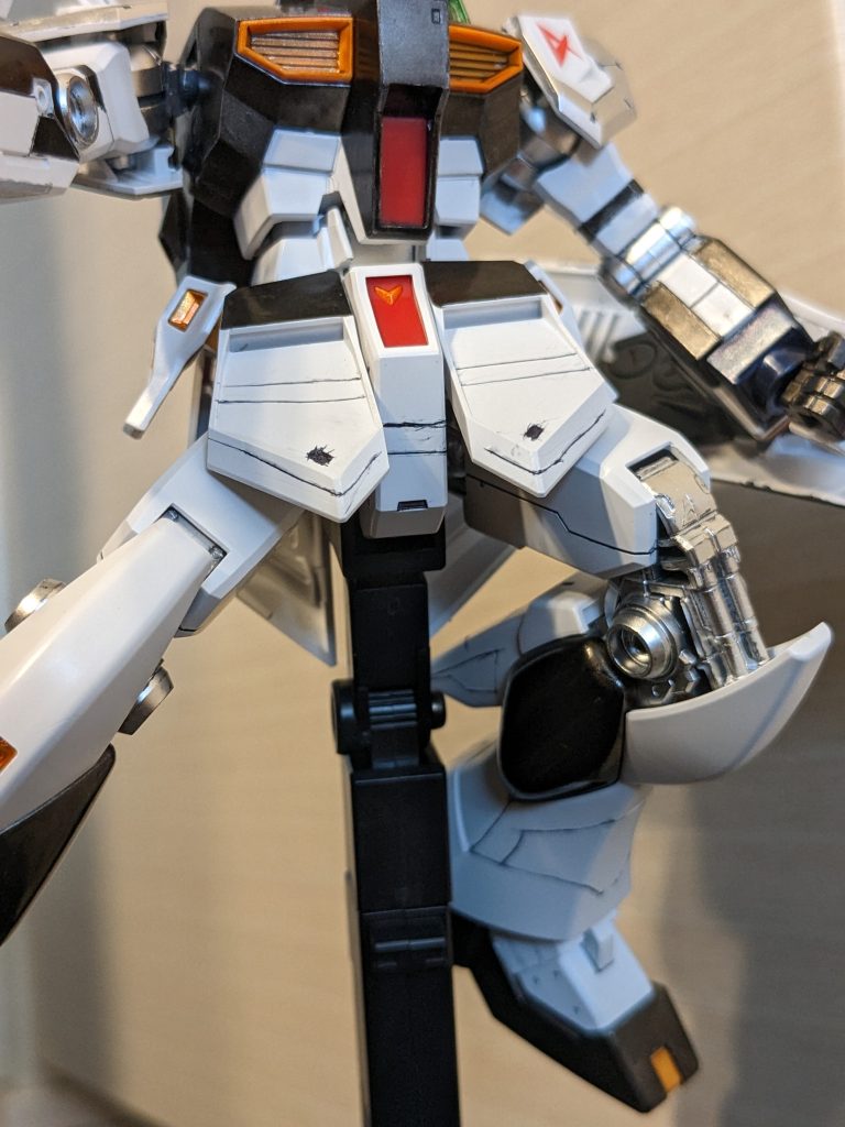 膝から見える内部機構がこれまたイケメンなんだなぁスジボリめんどかったから塗装で誤魔化した感ある申し訳ない