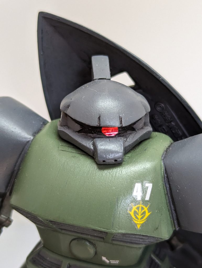 頭の幅詰めしています。くちばしはジャンクパーツより。モノアイはアルミシールの余白をマジックで塗り、セロテープで保護したものです。耐久性などわかりませんが気に入っています。