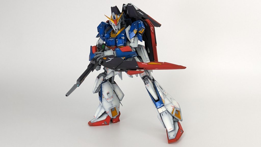 可変機構がありつつ各関節の可動範囲もソコソコあるので【塗装剥げ】が非常に気になりますが、ソコソコ強い塗膜を作っておけば大丈夫じゃないでしょうか。え？サフ吹いてるのに剥がれる？サフを吹いてるから剥がれるんだと思いますよ。知らんけど。まぁ写ってるコイツ、首元（襟）が若干剥げてるけど、映像に映す程度なら言わなきゃ判らんって話ですよ。