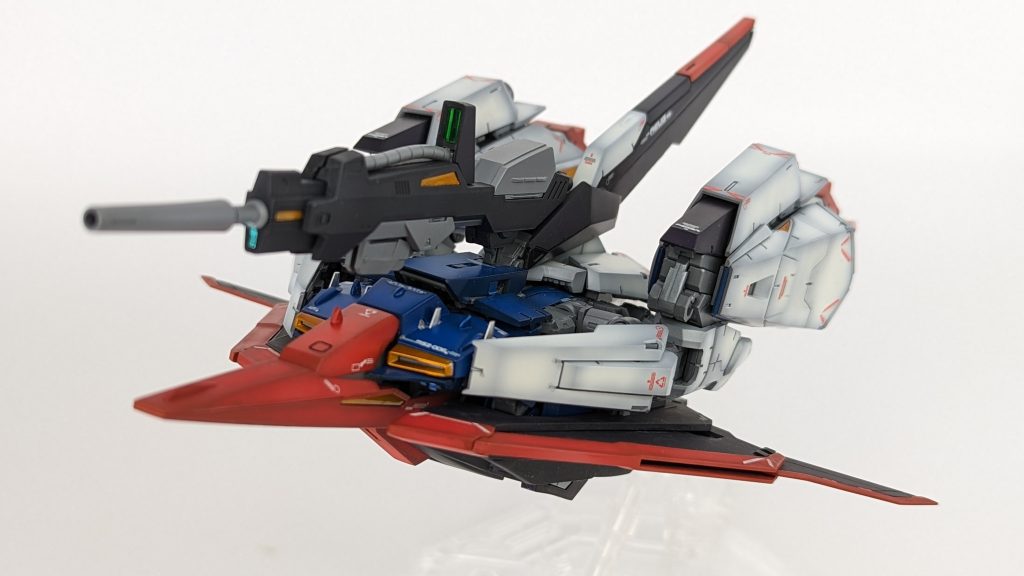 マジでウェイブライダー形態が、どの角度から見ても非常に美しく格好良くてホントたまらないですね。こんなにサマになる立体化はガンプラでも珍しいような気がします。頑張って塗装した甲斐もあるというモノですね。