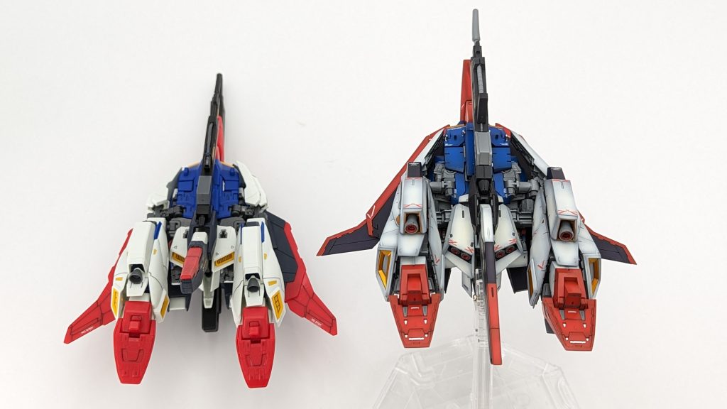 初代 MG と比べると歴然の差で、そもそも羽の作りも違いますし、足というか膝関節が3重に折れ曲がるせいで非常にコンパクトに折りたたまれております。そうそう！こういうウェイブライダー形態を立体化してほしかった！というオッサンがココにおります。本当にありがとうございました。