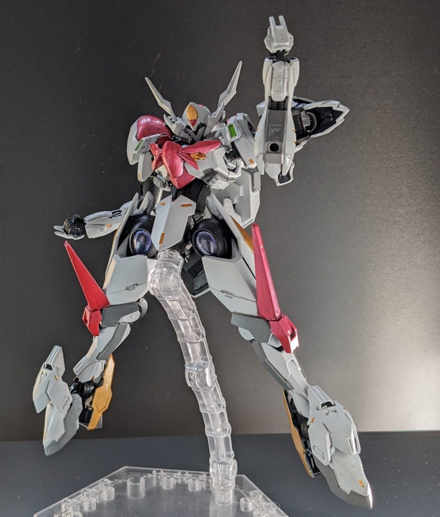 肘から下と足首から下をガンダムバルバトスルプスと置き換えました。後は全身にそれぞれのキットのパーツを切り貼りしています。