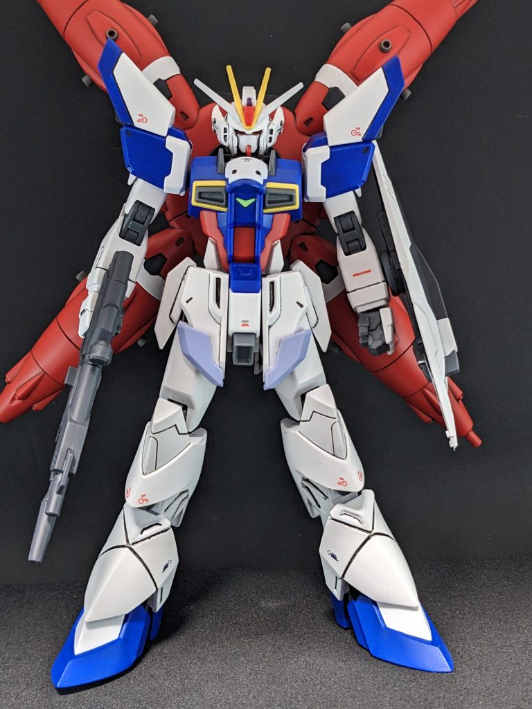 何故か真正面しかもちょい左寄り撮り下手！！！デカール、あれなんです。やりましたよ全力でやったんです、やった結果があれだけなんですよこれ以上どうしろっていうんですか！！ド下手すぎるのもあるんですが、うん、性に合わない・・・となり、途中でやめて引き返しました。デカール大好きっ子さんは、すごいと思います。で、薄々お気づきかと思われますがマスクのスリットがスミ入れされてませんね。いいえ違いますしてないんじゃなくてスリットがないんです。塗りすぎて。アホですね。笑ってやってください。そも、インパルスは機体色の白が他と比べてグレーに少し寄ってるので、だからこそ、こないだモビリティフォースインパルス作ったときにディアクティブホワイトでいけるわ〜とか言ってたのに何故かドレッドノートに寄せるべくふつーにホワイトで塗ったもんだから・・・