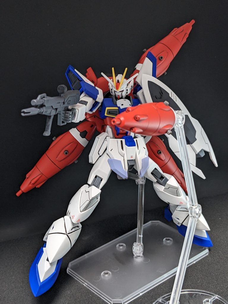 脛のパーツのスミ入れを濃いめにいれたのは、Xアストレイなんて呼ばれ方をしたりする機体なので、ここにX仕込んだろ、と誰かが囁いたからです誰それ怖い。脚部はドレッドノートを組んで上下でぶったぎり、インパルスの脚部にポン・・・とはいかず、だいぶ改修しました。カロリーが一番高い。足部はつま先側のパーツを取り替えて、それ以外の関節とかカカトはインパルスのままですね。１度取り付けたらカカトと高さが合わなくて泣く泣く外してつけなおしたのはいい思い出です。腰は基本的にインパルスですが、ドレッドノートのフロントアーマーのボールジョイントが小さくて合わなかったのでインパルスのものを切ってはり付け、段差をランナータグ塞いで何もなかったかのように。で、その先にインパルスのパーツをポンと。theランナータグ大好き芸人になりつつあるかもしれない。なおふくらはぎにはインパルスの膝アーマーを。見えにくいけど。