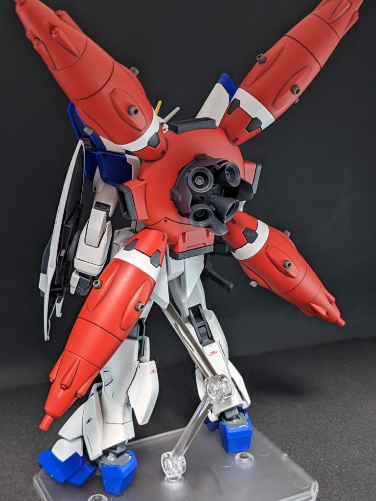 安定の後ろ姿バックパック、ドラグーンはまるまるキットから。これらは切っても切れない縁でしょう。ドラグーン、側面についた銃口ごとモナカだったので銃口をすべて削り落としたあと、少し穴をあけてからMGSのモビルパイプ2.5mmをポン付けしました。あんなクソ小さいもんまでモナカにされたんじゃあお手上げだぜ！そのうえで、赤に塗る所と白にする所の境目で物理的に切って外し、白の塗装をした上で接着しています。マスキング面倒だったんだもん。この楕円形を・・・やるのは・・・かなり・・4つのスラスターと４枚のフィンは縁を薄く削り出し。ドラグーン基部共々、つなぎ目消しをしまひた。