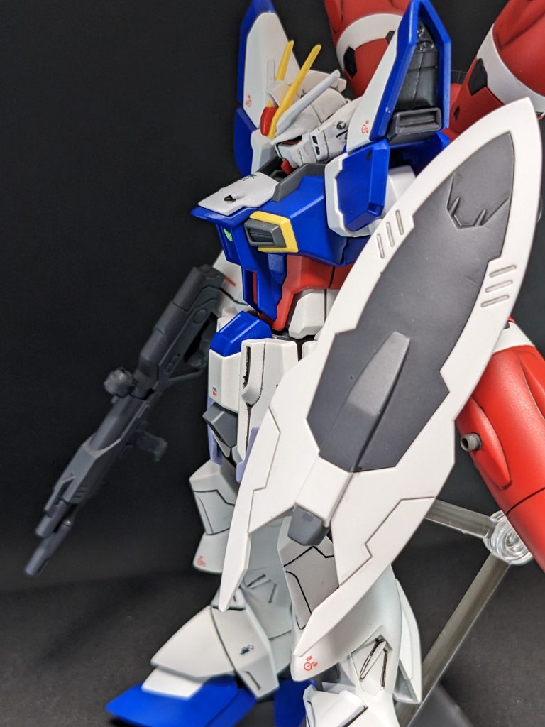 たまにはサイドショット若干凹みがまだありますが、盾のザフトマークは埋めました。理由は特にありません。ボディはインパルスのまま、部分的に色を変えただけ。肩にドレッドノートの肩の・・・何あれ？スラスター？みたいなのを少し加工してポン付け。何なのかよくわからなかったので、内面は分割されてるものとしてつなぎ目消しはなしに。頭はインパルスにドレッドノートの側面を切り出してすり合わせしてペタリ。スミ入れが汚い。拳は30MMのオプションパーツセット12、ハンドパーツのやつです。ただ握りこぶしの造形は次元ビルドナックルのほうがいいんですが、グレー単色のみだし手の甲デカいし・・・というわけで30MMを採用。