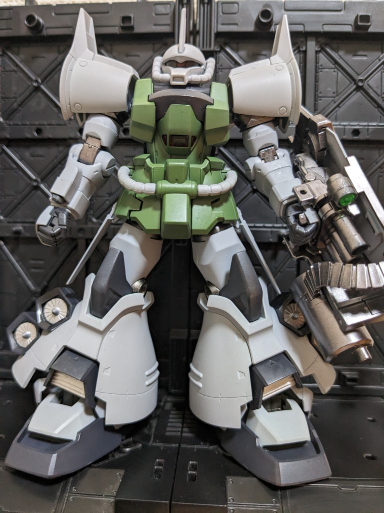 モノアイはビルダーズパーツのMSサイトレンズ、武装のスコープのレンズにはHアイズを使用してます。あっ。右腕の組み立て間違ってますね(笑)