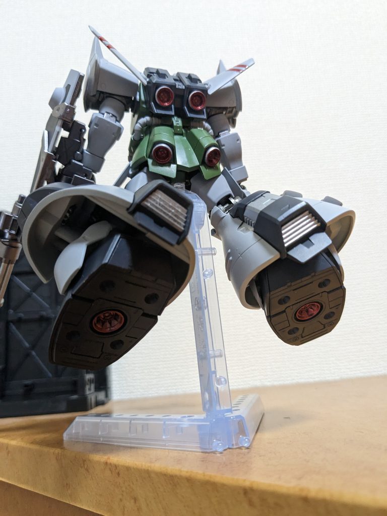 背部と足裏。スラスター内部を赤で塗装しておくアクセントに。