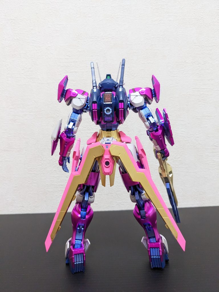背面バックパックとメットはティターンズブルーで、アイの「髪」見立てです。その他外装はメタピンク、蛍光ピンク、イエローゴールドで、関節はメタバイオレットです。