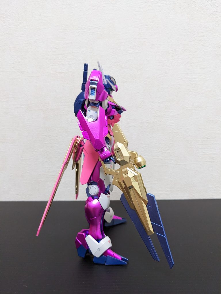 右側面アイドルとしてのカワイさと、ガンダムとしてのカッコよさの両方欲しい、欲張りなアイドル・・・ではなくただのムサいオッサンですが😅完全に衣装の色で塗りつぶすのでなく、要所要所に「ガンダムらしさ」としての「白」を残すことに腐心しました(成型色がワンポイントになっちまってると言う・・・💦）ライフルはマイク見立てで、華やかにホワイトゴールドに。