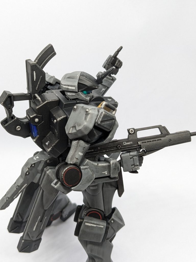 背面の腰部にはスラスターを付けて機動力を向上させております🙂