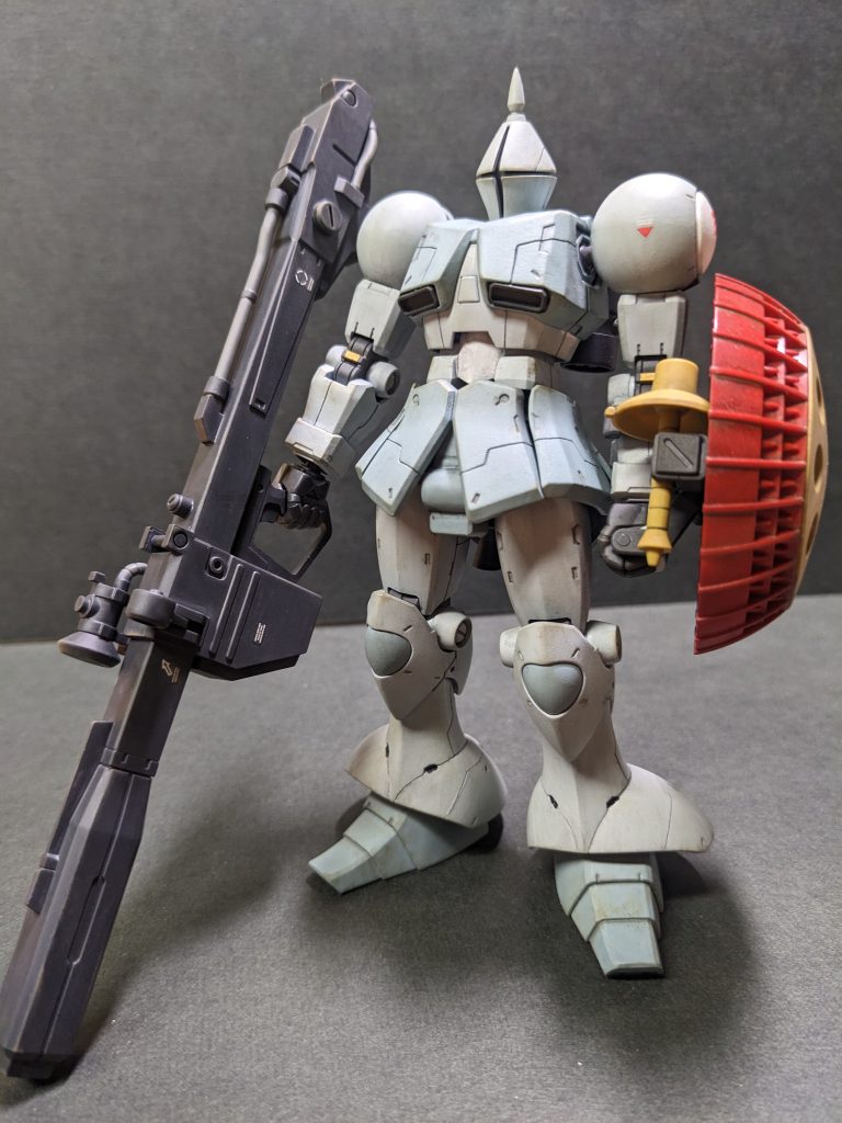 ビームサーベルをシールド内に収納出来る用にプラ板とMSGとランナーを使ってパーツを自作しました。