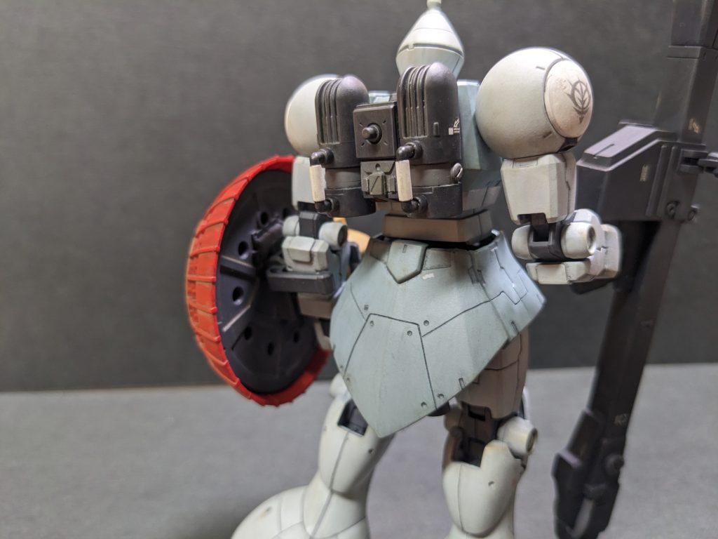 バックパックをプラ板とMSGでディテールアップしました。この位置からだと見えづらいですけどスカート内にバーニアを三基MSGで自作しています。あくまで、宇宙で運用する為では無く、バズーカ砲が大きいので出力を上げる為のものとゆう設定です。    