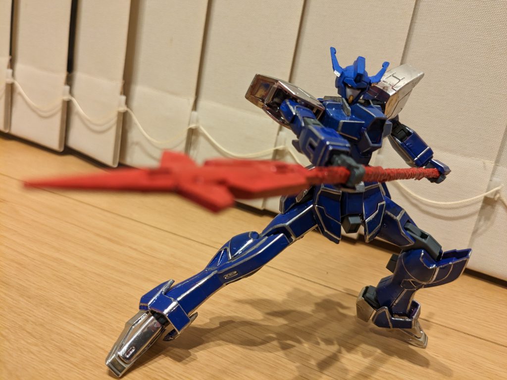 ランシェほぼそのまま作ってます。色を全部青に塗り替え、肩や足、各部の縁取りや墨入れをシルバーで行いました。腰サイドと背中は、彼の軽装な姿にしたいな〜と思い、余剰パーツになるはずだったインパルスのものに変更してあります。