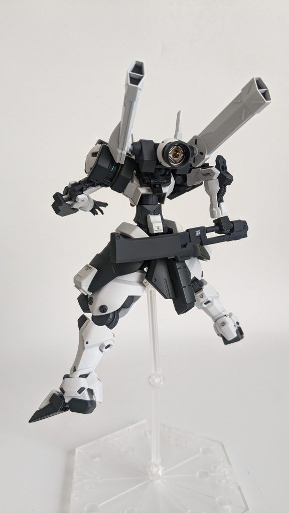 鉄血キットはデザインが様々あって好きなのですが、腹部形状を変えたくて胸、腹部はベギルベウにしました。前傾しても後ろから見てしっかりボディがあるので、水星キット素晴らしいです。バーニアだけインパクトあるようにしています。