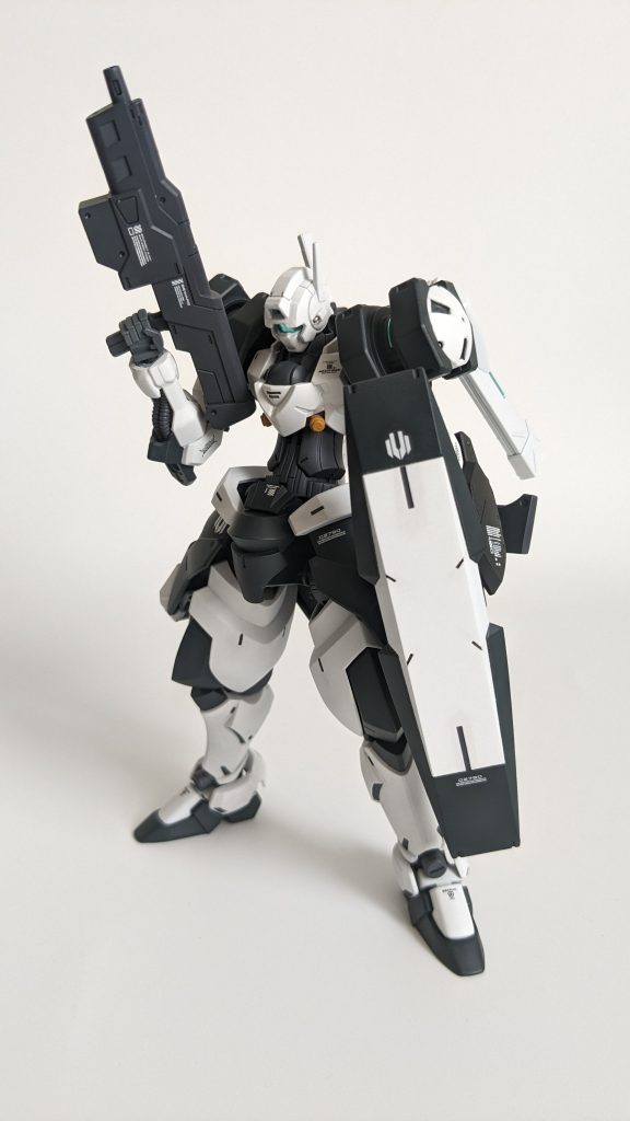 メインはネイビーブルーとホワイトで。何気にヒロイックになっている気がします。なるべくシンプルにするために汚さず、デカールもいつもより少なくしています。目立つ前腕、脚部は合わせ目消ししました。