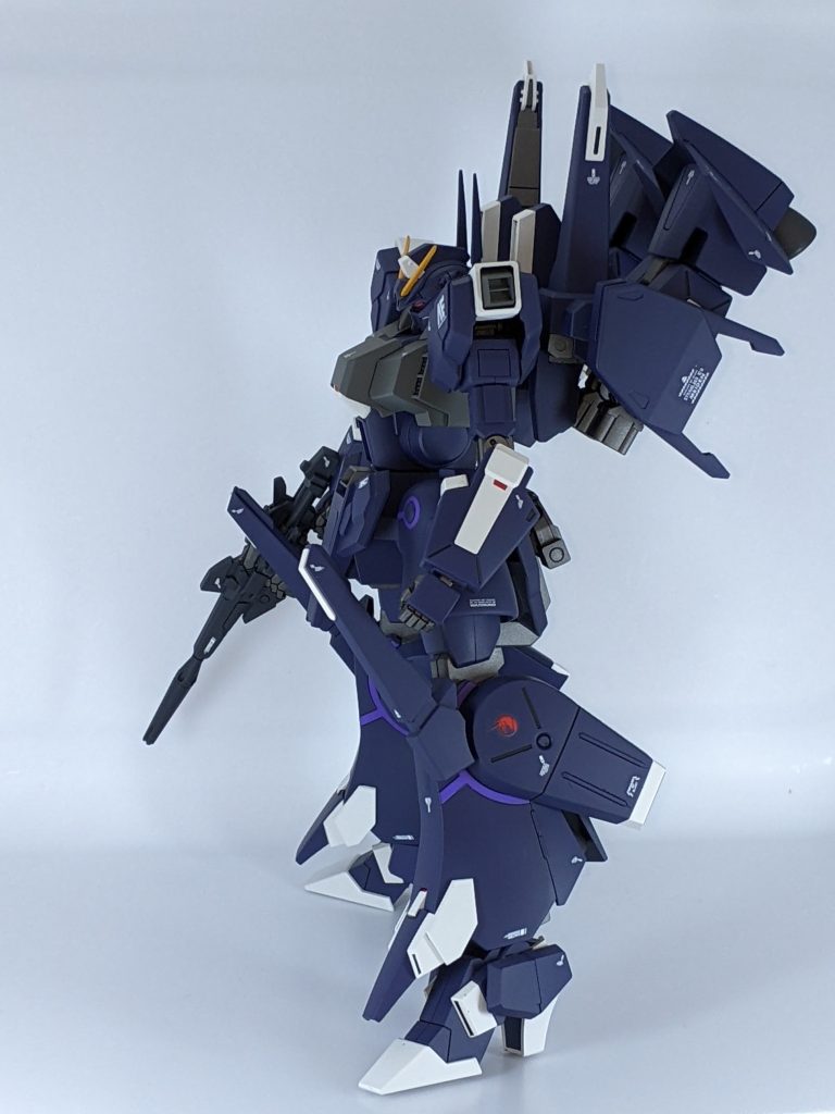 肩のノッペリした穴が気になったため、市販のバーニアパーツを使用しています。