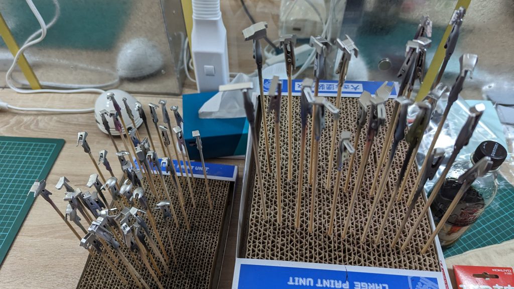 ストライクルージュはちょっと彩色が面倒くさくて、一般のガンダムなら白一色のトコロが桜色2色になってるんですが。こんな下地から…