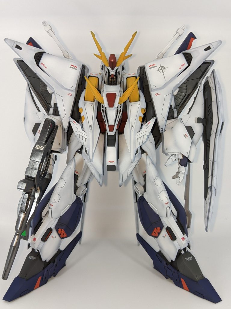 墨入れはモチロンのこと、全塗装なんてしたこともないズブのド素人が無謀にもグラデーション塗装に挑戦した作品であります。しかも、入手し辛いクスィーガンダム。内心ドッキドキもんでした。