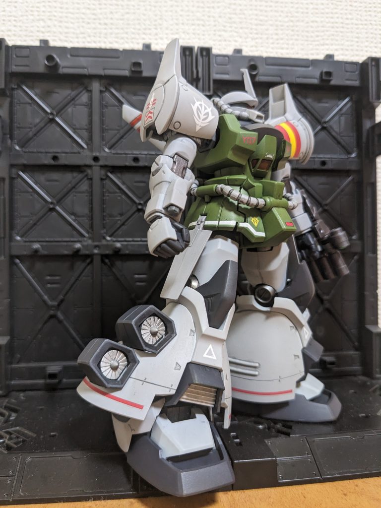 今回は全塗装、水転写デカール貼り付けと初めてやったのですが、下手くそモデラーの自分にはなかなかに難しい事ばかりで、失敗に終わりました😓