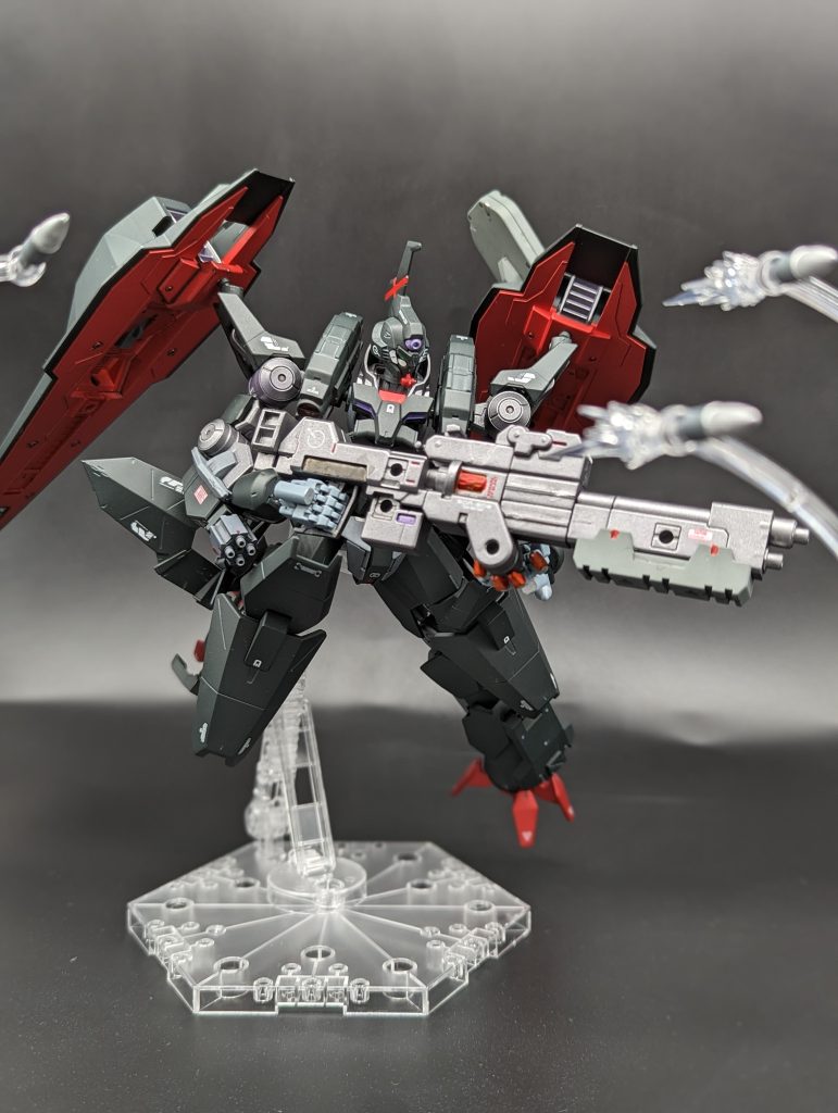 出撃シーン。強化ビームショットガンを携え、新たに搭載したファンネルミサイルを発射しながらの猛進。