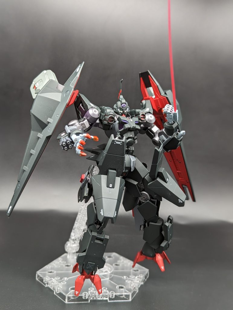 中距離戦。右手首のビームガトリングで雑魚散らしをしつつ、近づく者は伸縮自在なビームセイバーで両断。