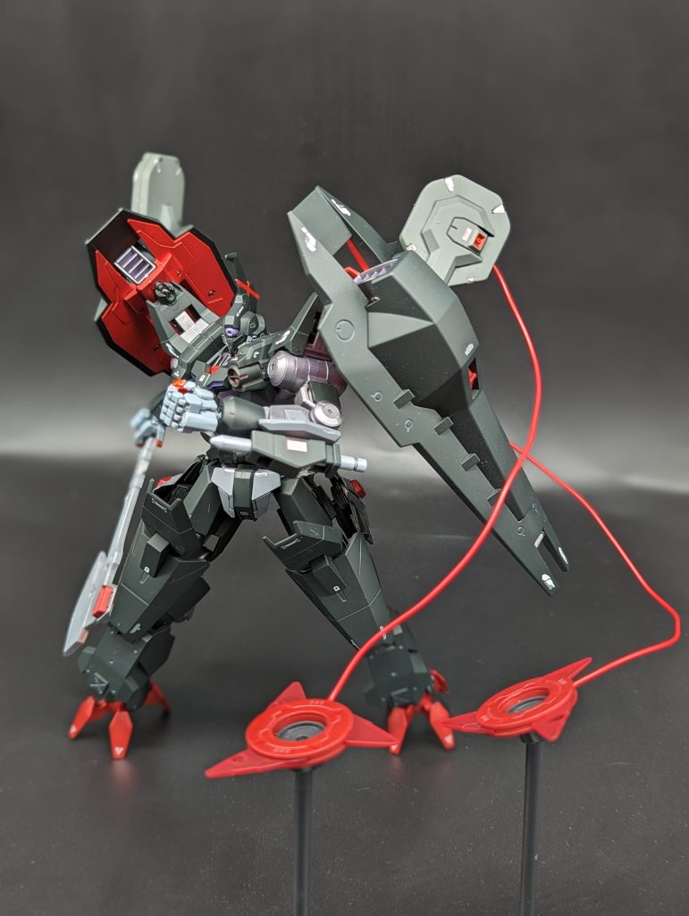 近距離戦。超振動アックスのほか、不意打ちを狙えるビームチャクラムを保有。また、左腕のパイルバンカーはいかなる防御も貫通する技術を採用。