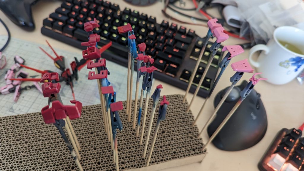 当初は桜色部分しか着色するつもりなかったのですが、やっぱ本体は全部(AMS ジョイントは除く)塗るかと気が変わったので。一回組んだのをバラして後に…