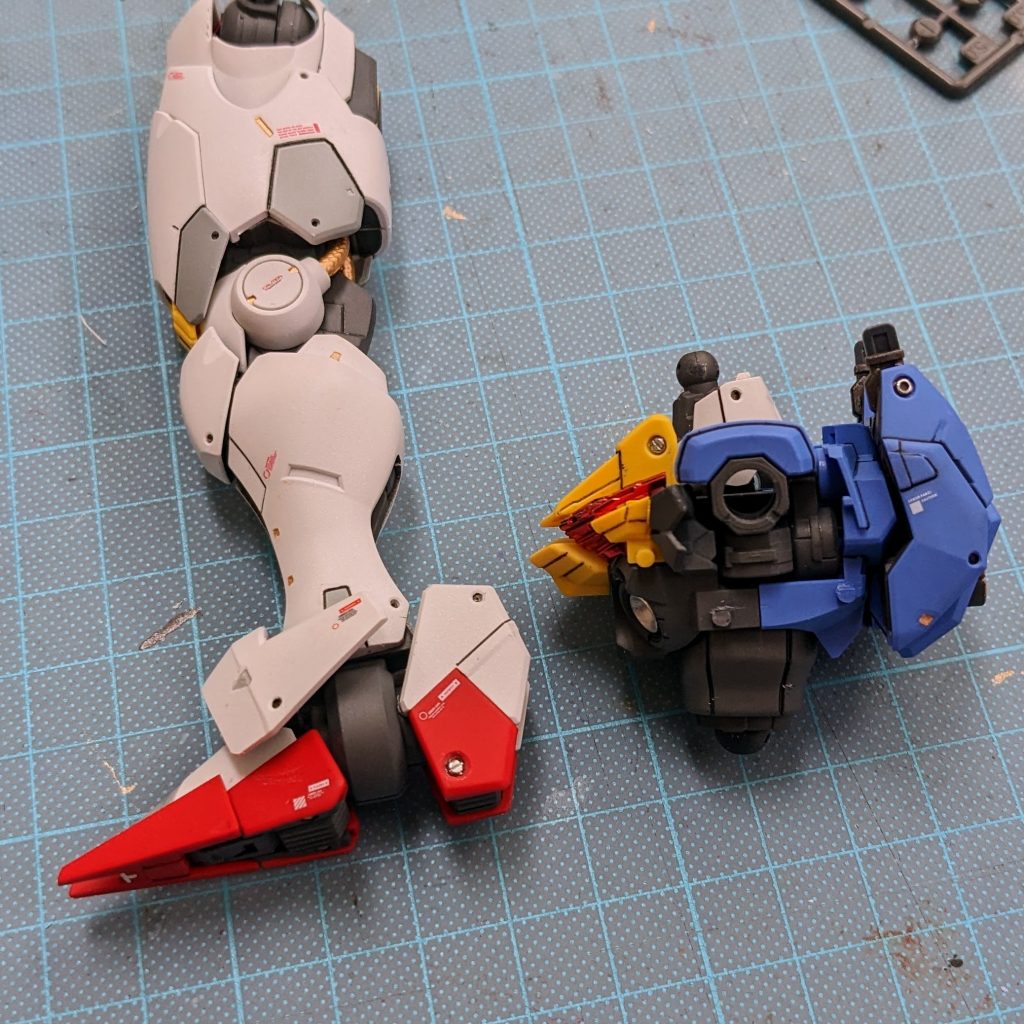 ピンバイスで丸凹モールドを量産。Φ1はスミ入れ、Φ2はコトブキヤのパーツを埋め込みました。