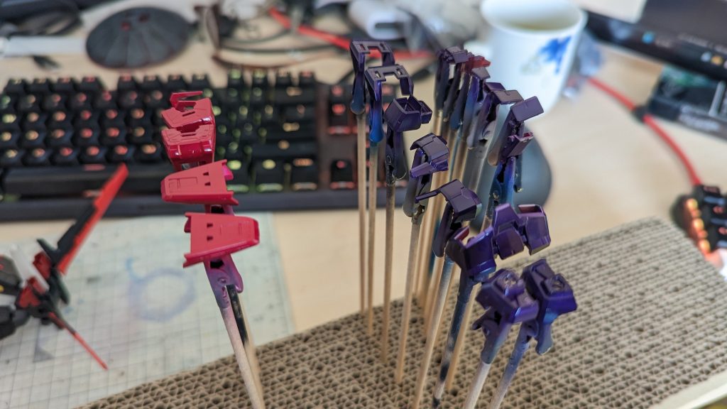 【マルーン】を主軸に調色しながら、こうして…