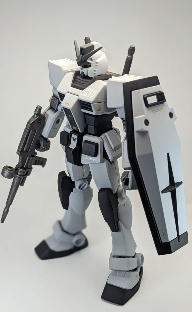 お手軽サフだけ仕上げを某所で見かけたので、全塗装の第一歩として採用。フィニッシングサーフェイサー1500のグレーとブラックで塗り分け。ありそうでなさそうな色分けを目指してみた。ゆきこし「上塗りがされてないようだが?」 整備士「あんなの飾りです」このサーフェイサーなるもの、隠蔽力も高く1度塗りで成型色を無かったことにするレベルで驚いた。普通の艶消し塗装面と言われても気づかないほどに素晴らしいが、その代償(?)として水転写デカールの密着が甘い?袖とシールドの丸部だけエナメル筆塗り。割れるという情報にビビってたけど、特になんともなかった。拭き取り気持ちぃ。