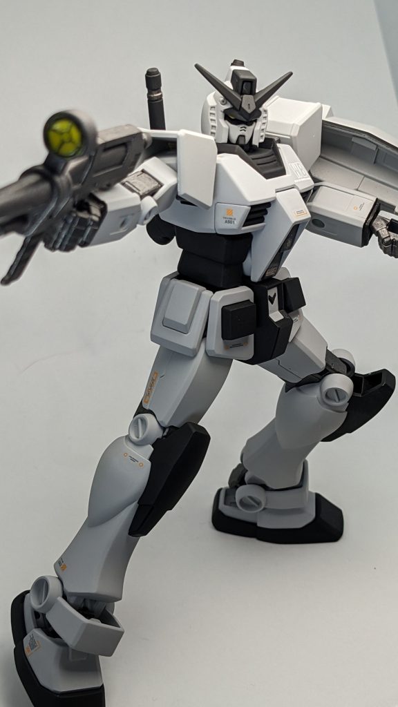 関節とライフルは、定番ぽい水性ホビーカラーの焼鉄色。なるほど。メタリックの色味のせいか、筆ムラはほとんど気にならない。めっちゃ少しだけ薄め液で希釈して筆塗りした。塗料5:薄め液1くらい。