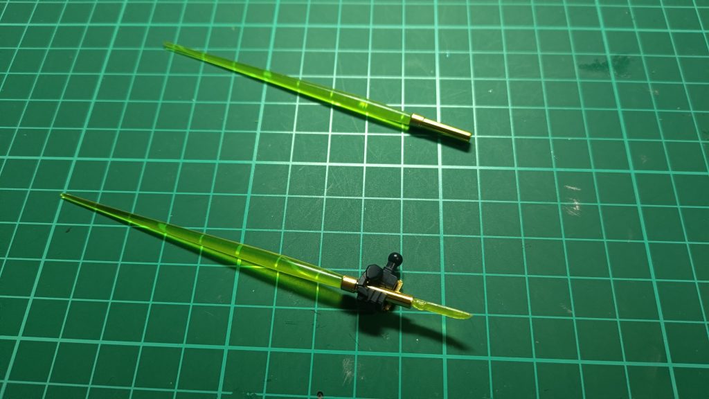 サーベルのグリップと刃は2個ずつあるのに持ち手は右のみ。この組み合わせならサーベルはこうする！ってことで片方の柄尻に穴を開けて刃を取り付けられるようにしました。RX78やMk-Ⅱと違ってサーベルはシールドに納めるので、格納すれば見えなくなりますしね。不用意に後ろへ刃を出すとバインダーに当たりそう、でもクワトロなら逆シャアみたく低出力にするとかして使いこなせるに違いないということで、切り取ったランナーから小さい刃を作ったりしました