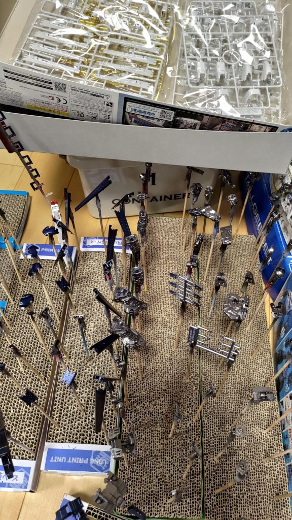 ウェルドラインが出るメタリック成型色のみ塗装最後まで読んでいただいた方へ感謝のレシピ公開紺色:クレオスサファイアブルー9対同アメジストパープル1赤:クレオスメタリックレッド→クリアルージュ関節・武器:ガイアフレームメタリック1 ガンメタルバーニア:スターブライトシルバーゴールド追加塗装部:スターブライトシルバー→クリアーオレンジ