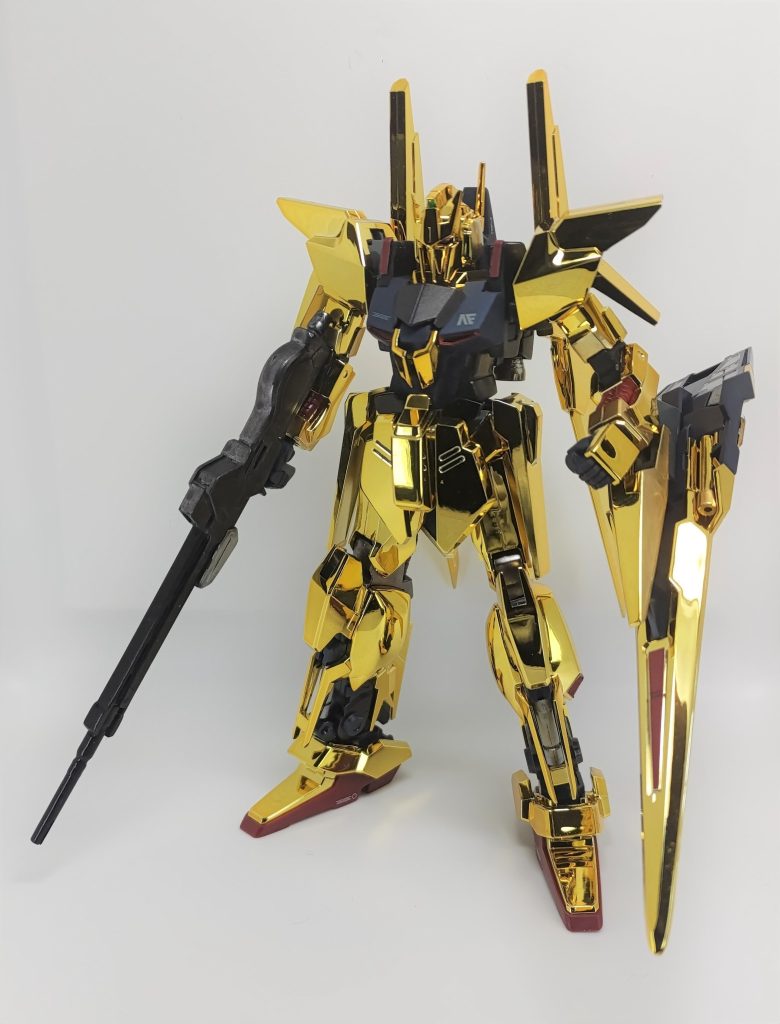 筆塗りに挑戦した肩とバックパックのスラスターは遠くから細目で見ればイイ感じかも、といったレベルになったことにします。それ以外に胸部の左右をスラスターっぽく赤と黒で着色したほか、一部をヘビーガンメタリック、黒、シルバーで塗り濃淡や別パーツ感を出してみました