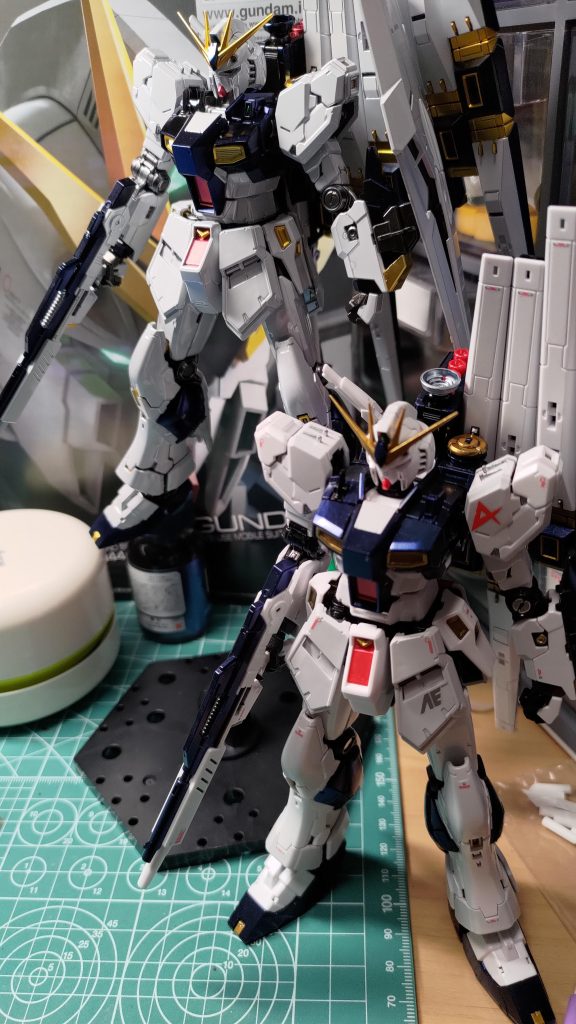 過去作のRGνガンダムとの比較素にパールホワイト吹いてトップコートしたホワイトでは質感に差があります胸部やスリッパの紺(?)は同一レシピなのですが経験値の差で発色は今作が勝っています