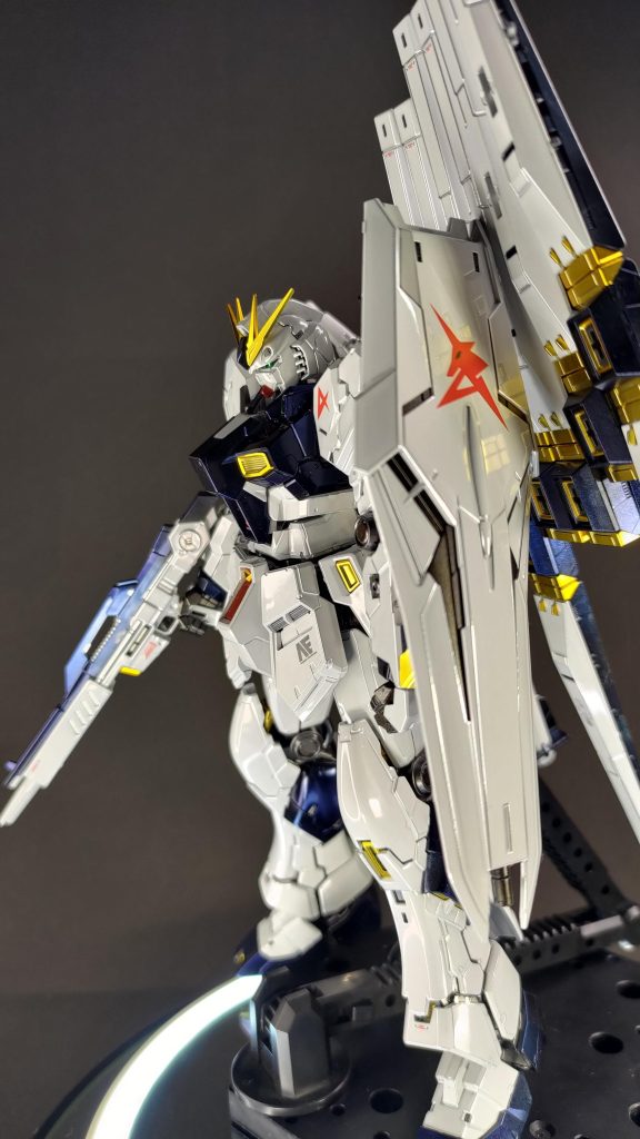 とにかくチタニウムフィニッシュの反射が凄くてシールドにファンネルのゴールドがくっきり映り込んでいるのがわかります