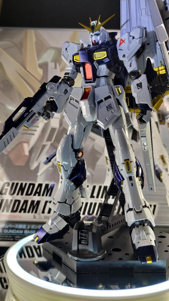 シールドとフィン・ファンネルの重量でどうしても傾く為スタンド必須です破損させたらGW明け大変な事になりますので安全第一