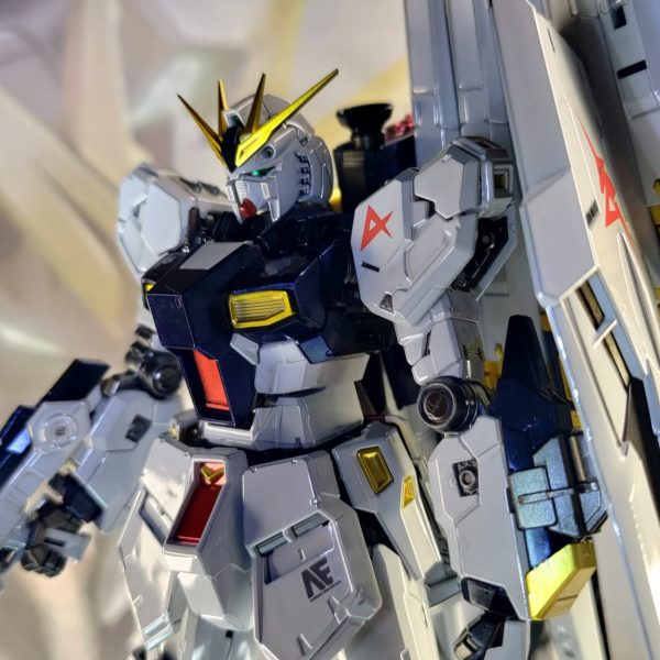 【ベース】RGνガンダム チタニウムフィニッシュ【限定】