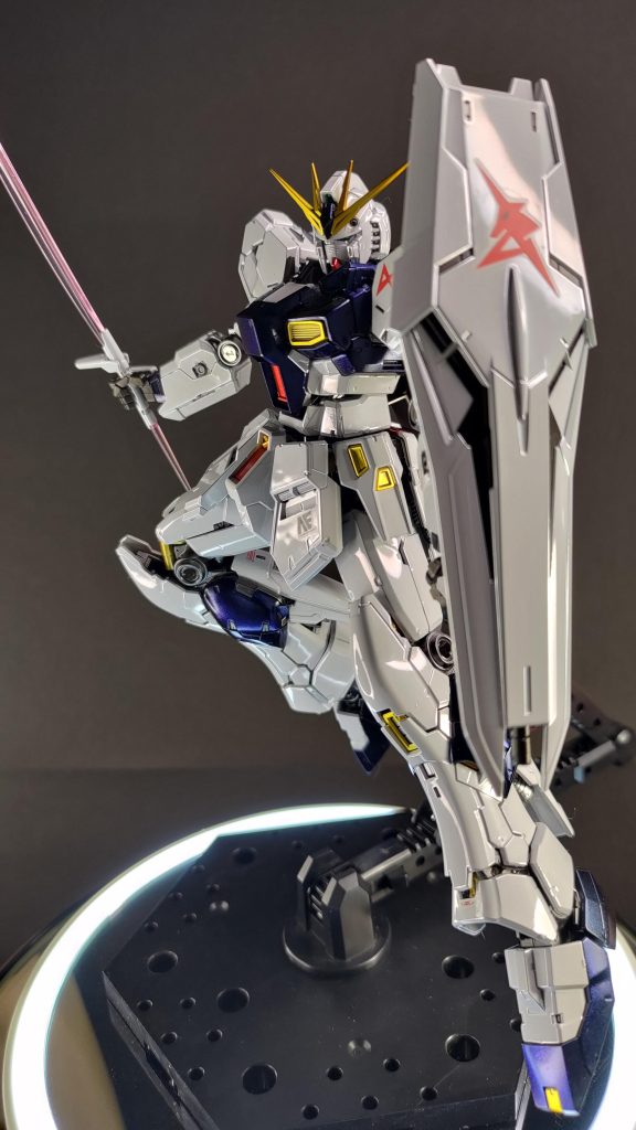 サーベル抜刀 チタニウムフィニッシュのホワイトが眩しいです過去作で幾度もチタニウムフィニッシュの質感に挑みましたがまだまだですね