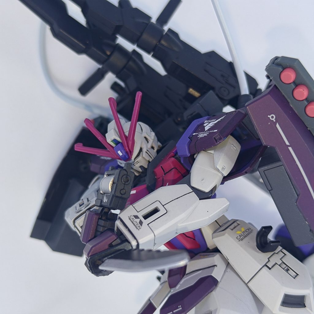 ハンドガン＋ナイフ構え