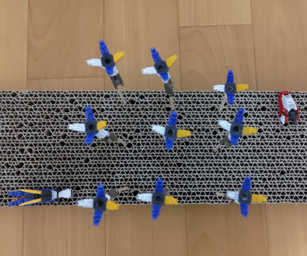 ゴッドの肩と二の腕の間に接続できるよう、無限拳の軸を加工しました。またゴッドの腕に合うように白地で塗装し、さらにライオンクローとプロテクターを模して一部に色を付けました。マスキング・調色・筆塗りはまだまだ練習中です。