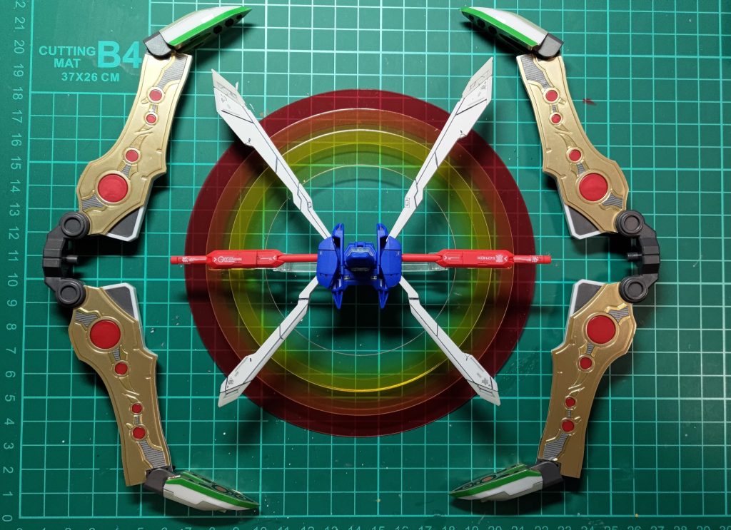 さらなる目論見としてソーラーウイングをコアランダーの左右に装備したかったのですが、サイズが合わないのに加えて背中が重くなってポーズが決まらなくなったので断念しました